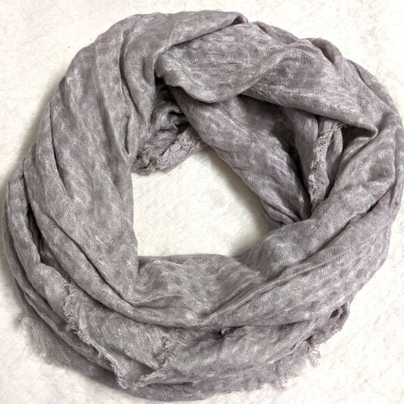 NWOT Collection Eighteen Silvery Grey Lightweight Infinity Scarf - Picture 1 of 10